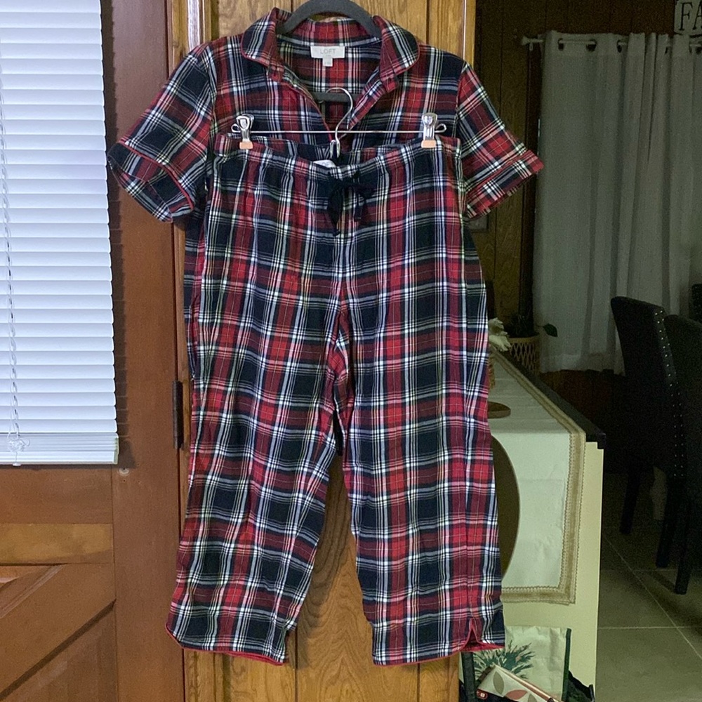 Loft Pajama 2 piece set Small short sleeve button up top pull on capris